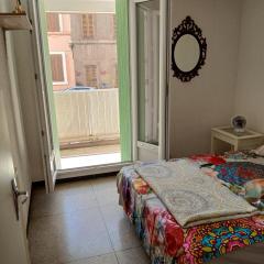 Chambre avec balcon dans une appartement la belle de mai