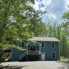 All Decked Up - wifi, view, river access, fire pit, 3 bedrooms, games, family friendly