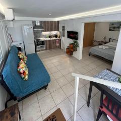 SKG Retreat Emerald - 5min from Metro & Seafront