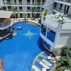 KANDI B11, Poolside, Free Netflix, 250 MBPS, 55" Smart TV, Deluxe King Bed, Fully Equipped Kitchen, Electric is Xtra
