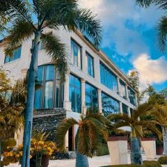 Villa Tesoros del Mar - Luxury Beachfront Villa with Natural Pool, Jacuzzi, Mountain Views, Yoga, BBQ, Wi-Fi, Pet & Family Friendly, Barahona Adventures