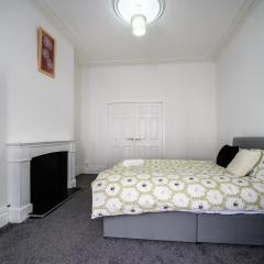 Heart of Blackpool - Sleeps 10 - Parking