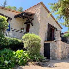 Maison en pierre de taille avec jardin et vue montagnes