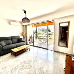 Superbe studio, 200 m de la mer, climatisé avec terrasse et parking privé