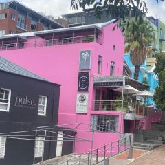 Man And Tree House - De Waterkant