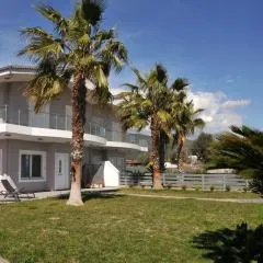 Cozy beach home in Faros, Raches