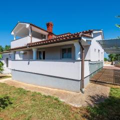 2 Bedroom Lovely Apartment In Valbandom