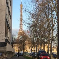 studio pour deux face a la tour Eiffel