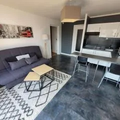 Appartement T2 avec Balcon Sud - Plage et Centre-Ville Proches - FR-1-674-47
