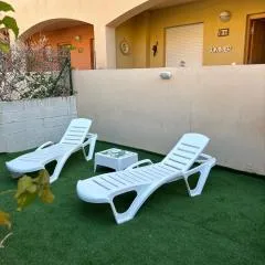 Bajo con jardín a pie de playa y piscina comunitaria con jacuzzi