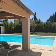 Gîte climatisé avec piscine et pétanque aux portes d'Aix en Provence