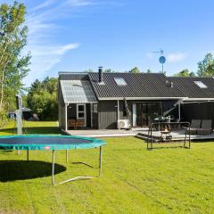 Cozy Home In Ebeltoft With Kitchen