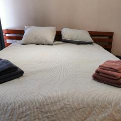 BackPackers GELIJKVLOERS-Studio-Slaapkamer-Eetkamer-Keuken 1 ruimte-badkamer en-suite