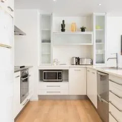 Sunny and Spacious - moments from the Beach and Downtown