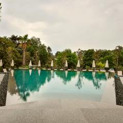 Sea flats with pool in Azur Residence