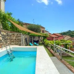 casa con mini piscina, giardino e area giochi per bambini