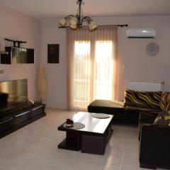 Walk to Center from Quiet Park Apartment