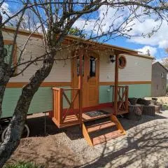 Roulotte cosy avec jacuzzi et spa, massages bien-être, nature et calme, près de Lyon - FR-1-582-477