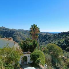 Charming Casa with Large Terrace and Sea View, 30 minutes from Malaga