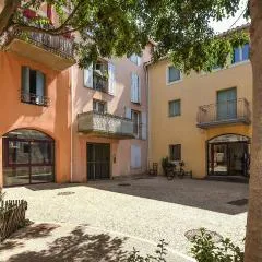 Nice Apartment In Lisle-Sur-La-Sorgue