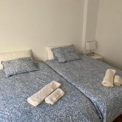 piso estacion de tren -bus soleado