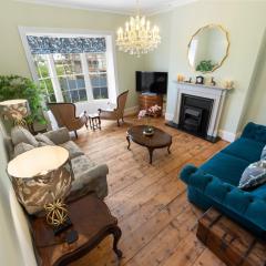 Lux 2 Bedroom Georgian home, hot tub, private garden, sea view, sleeps 6