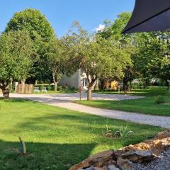 Gîte l'Enclos Ô rendez-vous Roquefeuil-Pays de sault- avec jardin