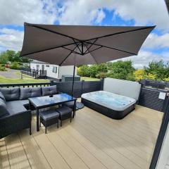 Bee Hive Hot Tub lodge with Free Hoburne Passes