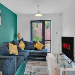 Modern Velvet Retreat- Stylish 3-Bed House with King Bed & Free Parking in Birmingham City Centre