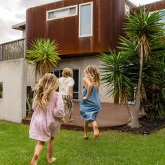 Cooinda - sweeping ocean views, short walk to beach