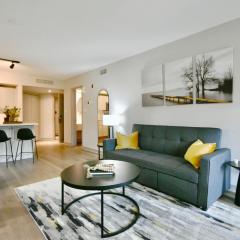 Horseshoe Valley Bliss - Luxe Condo Retreat with Jacuzzi - Top Floor Romance - Self-Check-in - Indoor & Outdoor Heated Pool Haven