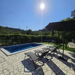 Apartment Dawn- cozy apartment with private pool near Omiš