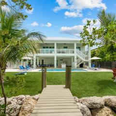 Emerald Oasis Deluxe Waterfront Gem, Heated Pool with Dock