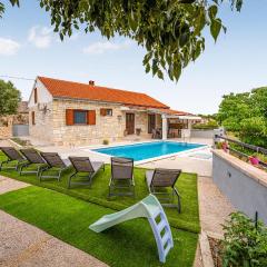 Gorgeous Home In Rastevic With Wifi
