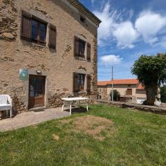 Charmant Gîte en Pierre avec 3 Chambres, Cour et Proximité Activités, Pinols - FR-1-582-252