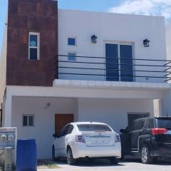 Hermosa casa a 5 minutos del consulado Americano, cuenta con 3 recamaras, sistema de refrigeración y calefacción