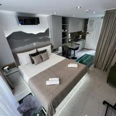 La Luna Petite Suite Deluxe with Free Jacuzzi, Bikes & Covered Parking