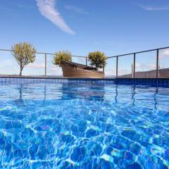 Stylish Apartment with Rooftop Pool, Minutes from City and ANU