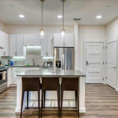 Gorgeous Apt Near Shipyards