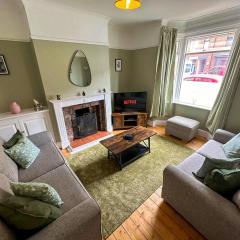 Cecil House, Welcoming 2 Bed Retreat, Sleeps 5, Contractors & Leisure, Prime Location, Parking for 2 Cars