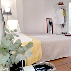 Center Vicolo Suite Apartment with Parking