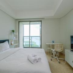 Elegant Studio with Pool and Sea View at Gold Coast Apartment By Travelio