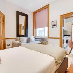 London studio mins walk to Marble Arch station and Hyde Park