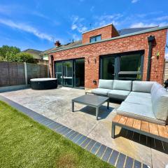 Modern Three Bedroom Home with Hot Tub and Garden - Christchurch Location - Sleeps 7