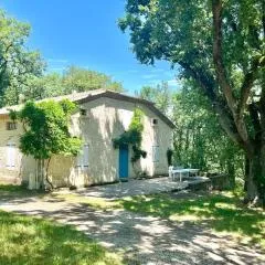 Maison de campagne au calme dans un bois de chêne