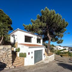 2 Bed Villa - Sleeps 4 - Hot Tub - Parking
