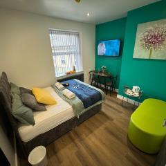 Luxury 6-Bed House - 6 En Suite- Jaquzzi Baths - Private Parking - Sleeps 22- 2 Min M62