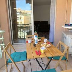 Studio cosy avec terrasse, clim, à 50m plage et 100m commerces, Fréjus - FR-1-226A-177