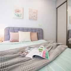 2BR apartment with view to city and river