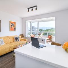 Serene Luxe Oasis Retreat on the Outskirts by Flat Mаnager